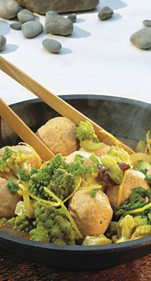 Boulettes de poulet et légumes rissolés au wok