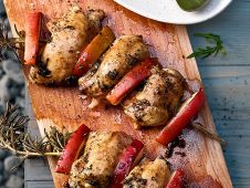 Brochette poulet-romarin sur planche d’érable ou d’aulne